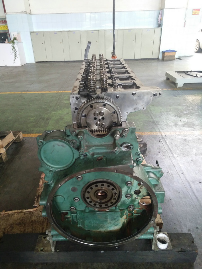 正面吊沃爾沃TAD1350VE發(fā)動(dòng)機(jī)維修