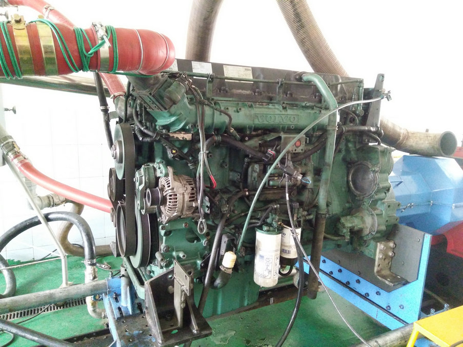 正面吊沃爾沃TAD1350VE發(fā)動(dòng)機(jī)測(cè)功